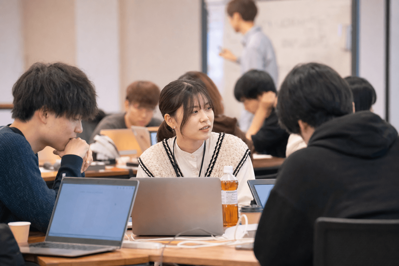 手を動かしてAIを学ぶイメージ